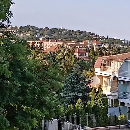 Апартамент Явор Appartamento Varna
